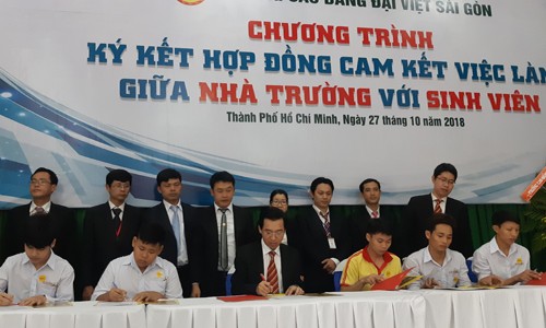 Hiệu trưởng trường CĐ Đại Việt Sài Gòn TS Lê Lâm và 794 sinh viên ký kết hợp đồng cam kết việc làm giữa nhà trường với sinh viên