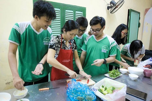 Học sinh Trường THPT Lê Quý Đôn (TP HCM) trong giờ học nghề nấu ăn Ảnh: Hoàng Triều