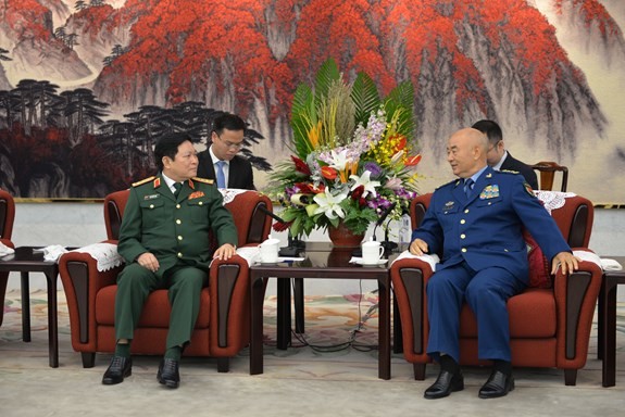 Đại tướng Ngô Xuân Lịch hội kiến với Thượng tướng Hứa Kỳ Lượng, Phó Chủ tịch Quân ủy Trung ương Trung Quốc. Ảnh QĐND