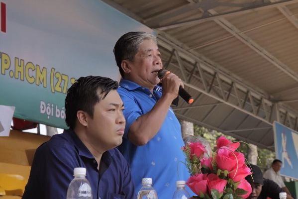 PGS-TS Phạm Văn Năng, nguyên hiệu trưởng nhà trường, trưởng ban chỉ đạo phát biểu khai mạc giải