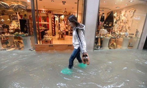 Đường phố Venice ngập trong biển nước. (Nguồn: AP)