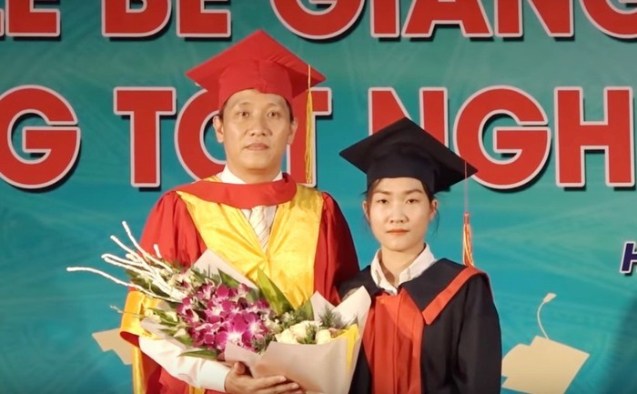 Trần Thị Minh Hoa cùng thầy Hiệu trưởng Trường ĐH Thành Đô trong lễ tốt nghiệp.