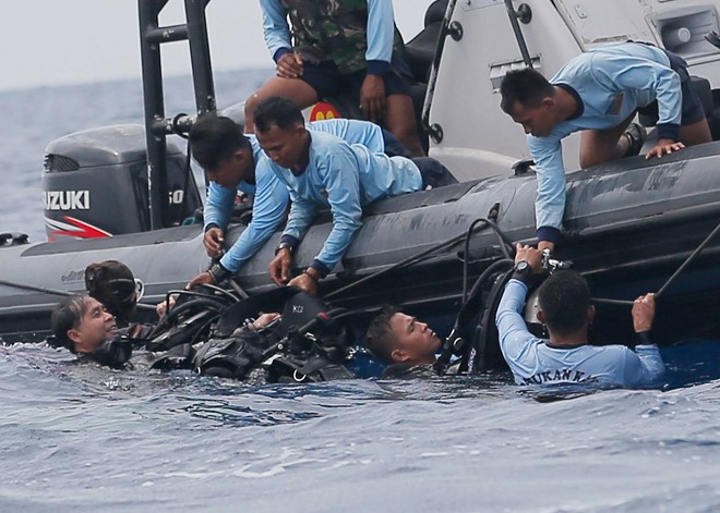Thợ lặn tìm kiếm thân máy bay và hộp đen dưới biển Java. Ảnh: Reuters.