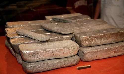 Những thanh bạc nặng hơn 36 kg 300 năm tuổi vừa được tìm thấy ngoài khơi Florida, Mỹ.