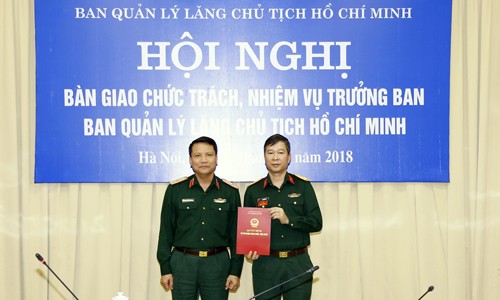 Thiếu tướng Nguyễn Văn Cương, Trưởng ban Ban Quản lý Lăng, Tư lệnh Bộ Tư lệnh Bảo vệ Lăng trao quyết định của Thủ tướng Chính phủ cho Đại tá Bùi Hải Sơn.