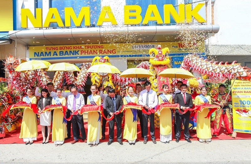 Các đại biểu cùng cắt băng khai trương, chính thức đưa vào hoạt động phòng giao dịch Nam A Bank Phan Rang