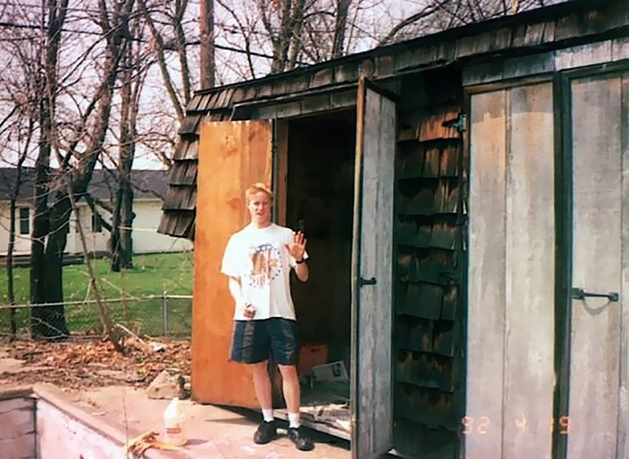 David đứng trước nhà kho nơi cậu đã xây dựng một lò phản ứng hạt nhân năm 17 tuổi
