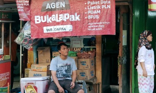 Một đại lý Bukalapak tại Indonesia, nơi người dân có thể tới đây nhờ trợ giúp mua hàng online. Ảnh: Nikkei
