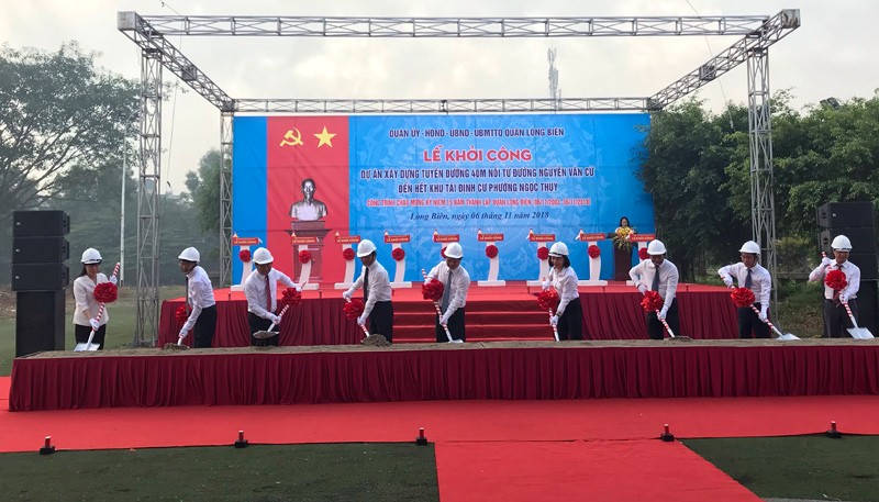 Sáng ngày 6/11 các đại biểu thực hiện nghi thức khởi công xây dựng tuyến đường Cổ Linh kéo dài, nối từ đường Nguyễn Văn Cừ đến hết khu tái định cư phường Ngọc Thụy.