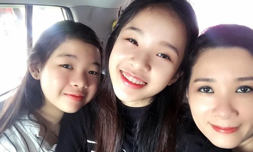 Tú Linh (giữa) là con gái lớn của NSƯT Thanh Thanh Hiền.
