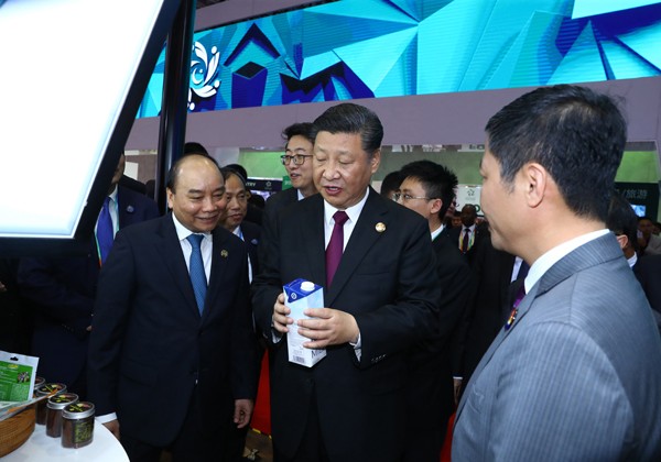 Chủ tịch Trung Quốc Tập Cận Bình nghe giới thiệu về sản phẩm sữa tươi TH true MILK tại khu vực gian hàng quốc gia Việt Nam.