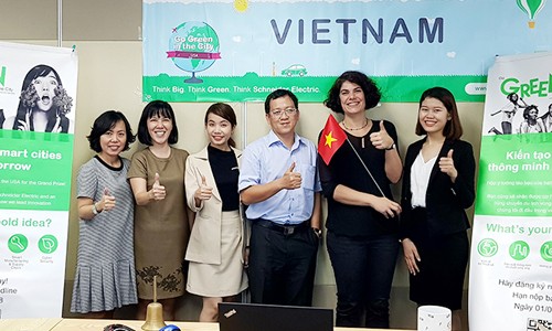 Nguyễn Thị Thanh (bìa phải) và Đoàn Thị Thu Hà (thứ 3 từ trái sang) chụp hình lưu niệm cùng Ban Tổ chức Cuộc thi Go Green In The City 2018
