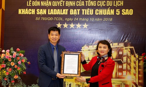Bà Nguyễn Thị Nguyên – GĐ Sở Du lịch tỉnh Lâm Đông đại diện trao quyết định công nhận khách sạn 5 sao cho Ông Lê Hữu Nghĩa - GĐ khách sạn Ladalat ( nguồn Ladalat)