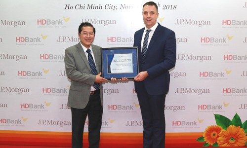 Ông Jason Clinton – Giám đốc Vùng Đông Nam Á và Australia, Ngân hàng J.P Morgan trao giải thưởng cho đại diện lãnh đạo HDBank, ông Phạm Quốc Thanh – Phó TGĐ.