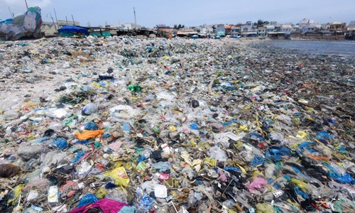 Một bãi biển dài cả km toàn rác và rác ở xã Chí Công huyện Tuy Phong, tỉnh Bình Thuận (cách Phan Thiết khoảng 80km)