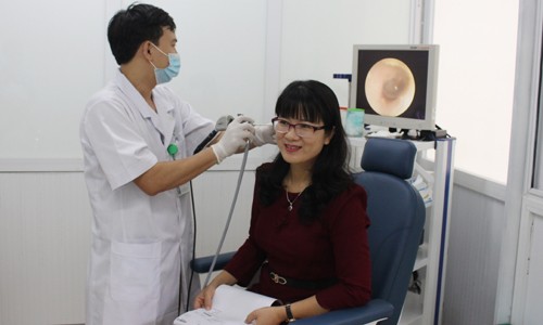 Bác sỹ bệnh viện ĐK thành phố Vinh nội soi Tai Mũi Họng cho bệnh nhân