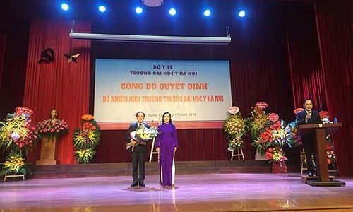 GS.TS.BS Tạ Thành Văn vừa được bổ nhiệm giữ chức vụ Hiệu trưởng Đại học Y Hà Nội.