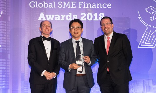 Ông Fung Kai Jin - Phó Tổng giám đốc ngân hàng VPBank (đứng giữa) tại lễ trao giải