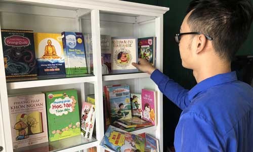 Nhà sách Tiền Phong Thái Nguyên tặng tủ sách cho huyện Định Hoá