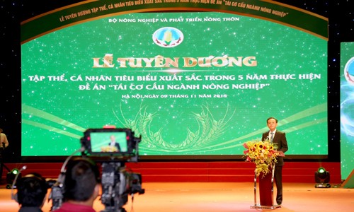 Thứ trưởng Bộ NN&PTNN Hà Công Tuấn phát biểu tại buổi lễ tuyên dương 5 năm thực hiện đề án “Tái cơ cấu ngành nông nghiệp”