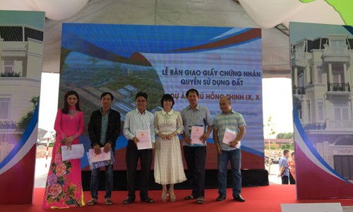 Công ty Phú Hồng Thịnh bàn giao chủ quyền đất cho khách hàng sau 4 tháng triển khai cơ sở hạ tầng