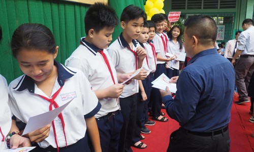 Ông Nguyễn Quang Đông – Giám đốc Tiếp thị và Truyền thông HD SAISON trao học bổng cho các em học sinh.