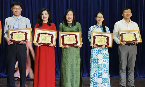 ThS. NCS. Mai Thị Quỳnh Như (thứ 2 từ phải sang) nhận Bằng khen của Sở Giáo dục & Đào tạo Đà Nẵng