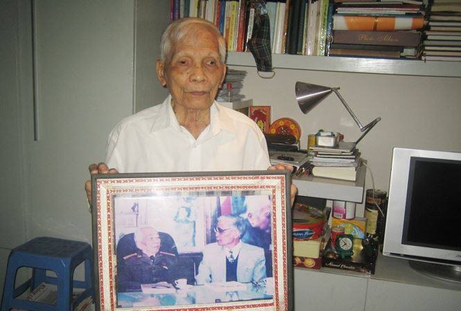Nhà giáo Hồ Cơ vừa qua đời ở tuổi 96.