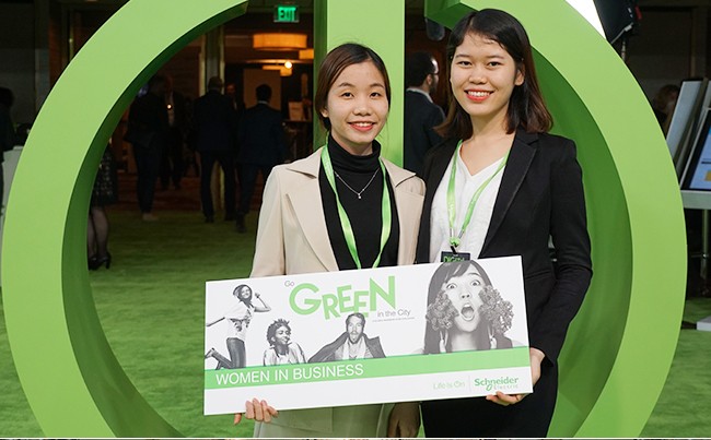 Sinh viên Đoàn Thị Thu Hà (bên trái) và Nguyễn Thị Thanh nhận giải Women in Business Global Award tại Mỹ