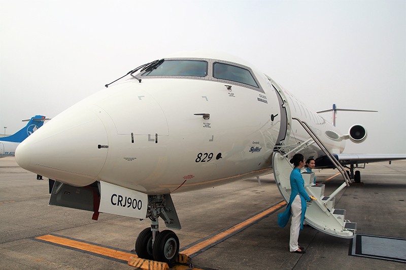 Máy bay Bombardier CRJ900 bay trình diễn tại Nội Bài với sự tham gia của Vietnam Airlines