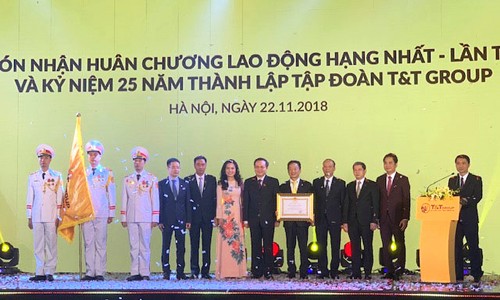 Thay mặt Đảng và Nhà nước, Ủy viên Trung ương Đảng, Phó Chủ tịch Quốc hội Phùng Quốc Hiển đã trao tặng Huân chương Lao động hạng Nhất lần thứ hai cho T&T Group