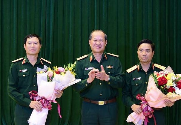Thượng tướng Bế Xuân Trường chúc mừng Trung tướng Nguyễn Tân Cương và Thiếu tướng Nguyễn Doãn Anh được bổ nhiệm chức vụ mới. Ảnh QK4