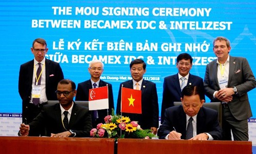 Chủ tịch Horasis và lãnh đạo Bình Dương chứng kiến lễ ký hợp tác giữa Becamex IDC và Intelizest (Singapore)