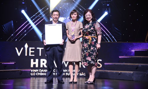 Phó Tổng Giám đốc Nguyễn Hoàng Dũng đại diện VietinBank nhận giải thưởng Vietnam HR Awards 2018