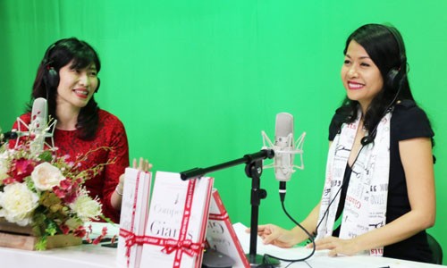 Doanh nhân Trần Uyên Phương trong buổi giao lưu với đài VOV về chủ đề Vai trò người lãnh đạo trong doanh nghiệp gia đình