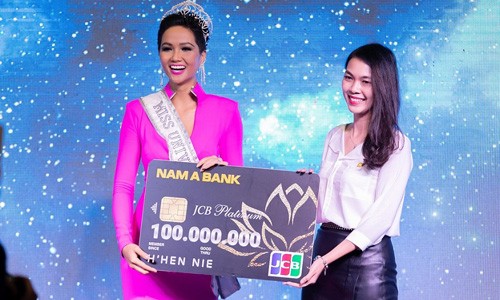 Đại diện Nam A Bank trao tặng cho Hoa hậu H’Hen Niê thẻ tín dụng Nam A Bank JCB Platinum tại họp báo công bố đại diện chính thức của Việt Nam tại cuộc thi Hoa hậu Hoàn vũ Thế giới - Miss Universe 2018.