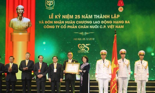 Phó Chủ tịch nước Đặng Thị Ngọc Thịnh trao Huân chương lao động hạng III và bằng khen cho Công ty cổ phần chăn nuôi C.P. Việt Nam