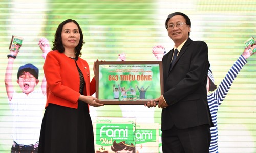 Vinasoy trao tặng sữa cho đại diện Sở Giáo dục và Đào tạo tỉnh Hải Dương