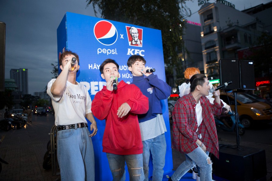 Trước đó một ngày, hình ảnh hộp Pepsi “khổng lồ” gây tò mò cho nhiều bạn trẻ và người đi đường.