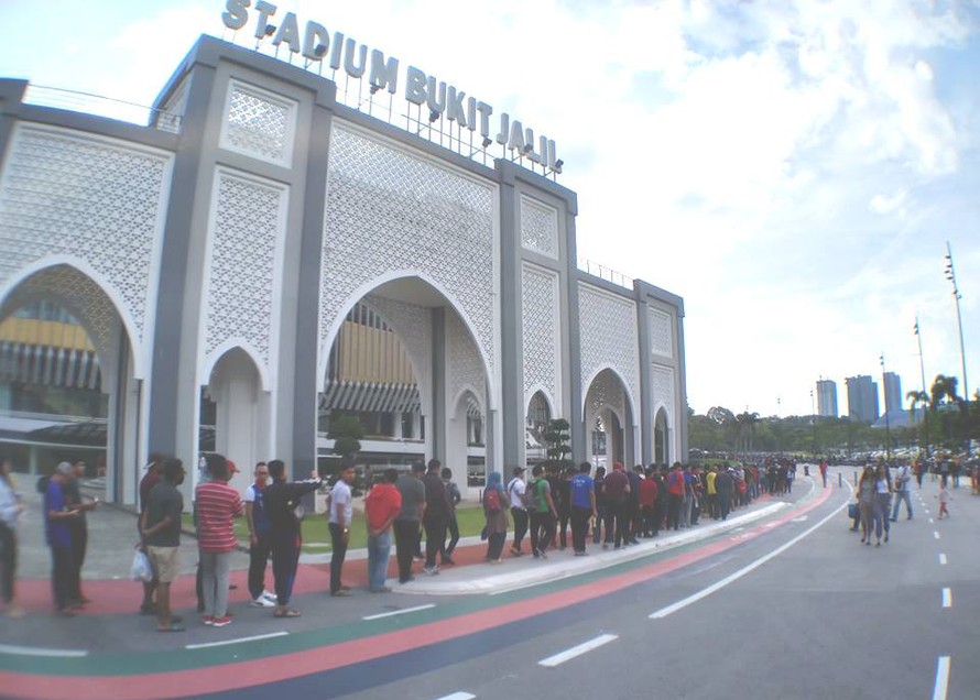 Hàng dài cổ động viên Malaysia xếp hàng mua vé ngoài sân vận động Bukit Jalil sáng 9/12.