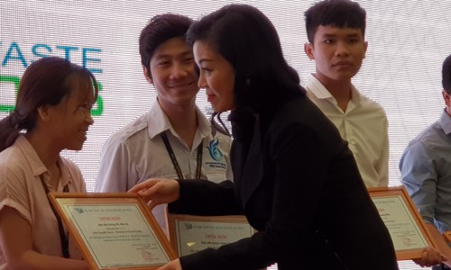 Bà Huỳnh Thị Lan Phương, Phó Tổng giám đốc VWS trao giấy chứng nhận cho sinh viên