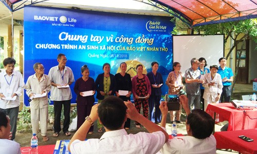 Bảo Việt Nhân thọ khám bệnh miễn phí và tặng quà cho hơn 600 hộ nghèo