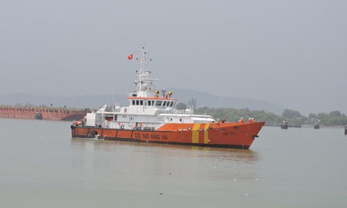 Tàu SAR 413 đang trực tiếp chỉ đạo tại hiện trường tìm kiếm 3 ngư dân mất tích