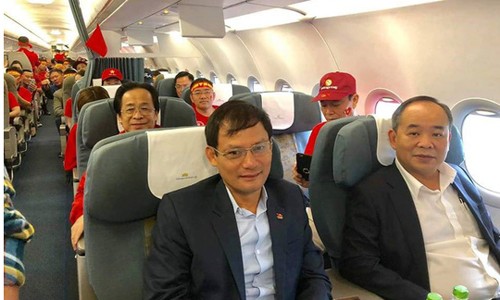 Hình ảnh ông Nguyễn Lân Trung (ghế thứ nhất phía sau) trên máy bay sang Malaysia cổ vũ đội tuyển Việt Nam cùng ông Lê Khánh Hải (ghế đầu bên phải), Thứ trưởng Bộ Văn hóa, Thể thao và Du lịch, tân Chủ tịch VFF - Ảnh: Facebook