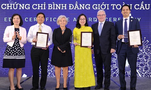 Ngài Craig Chitick, Đại sứ Australia tại Việt Nam và Bà Kathy Mulville, Giám đốc Hợp phần hợp tác doanh nghiệp trao chứng chỉ EDGE MOVE cho Đại diện SASCO- Đơn vị đầu tiên tại Việt Nam nhận chứng chỉ Bình đẳng giới toàn cầu, cấp độ 2.