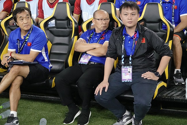 Cán bộ đoàn Đoàn Anh Tuấn (bên phải) là một trong những người trợ giúp đắc lực cho HLV Park Hang Seo ở AFF Cup 2018