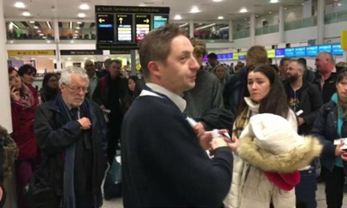 Hành khách bị trễ chuyến sau sự cố ở sân bay Gatwick hôm 19/12. Ảnh: BBC.