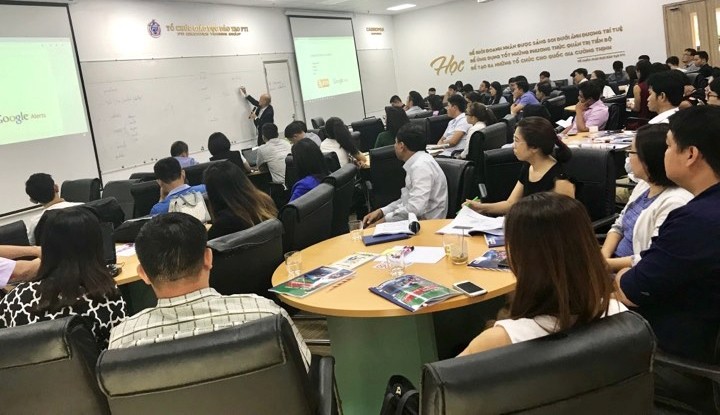 Các doanh nhân rất quan tâm tới lớp học chuyên đề Số hóa truyền thông của tiến sĩ Hoàng Văn Hòa tổ chức vào ngày 14/12/2018 vừa qua tại TP.HCM 