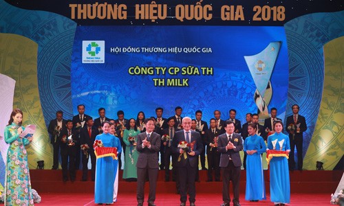 Đại diện Tập đoàn TH vinh dự nhận biểu trưng “Thương hiệu Quốc gia” từ Phó Thủ tướng Trịnh Đình Dũng và Bộ trưởng Bộ Công thương Trần Tuấn Anh