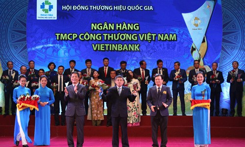 Ông Cát Quang Dương đại diện VietinBank nhận giải Thương hiệu Quốc gia năm 2018